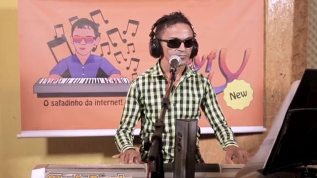 El gran Gleyfy Brauly tocando  Pink floyd “Another Brick In the Wall