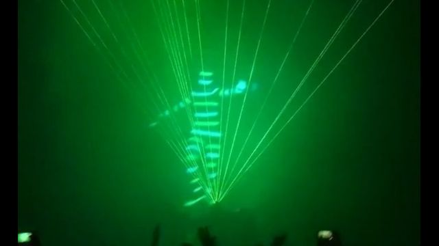 A ver si el reggaeton supera esto. Chemical Brothers - Hey Boy, Hey Girl Laser Show